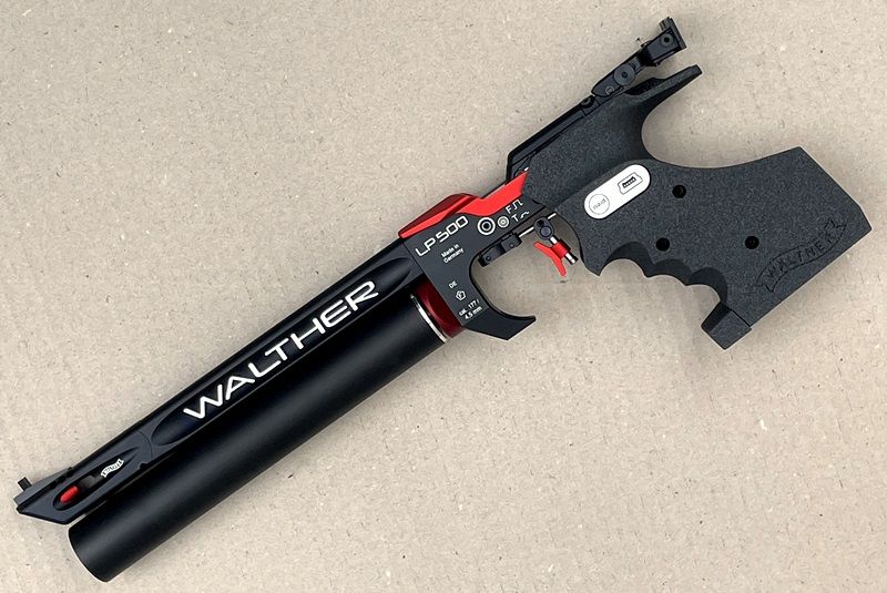 Walther LP500 Meister Manufaktur we wzorze czerwonym – widok z lewej strony