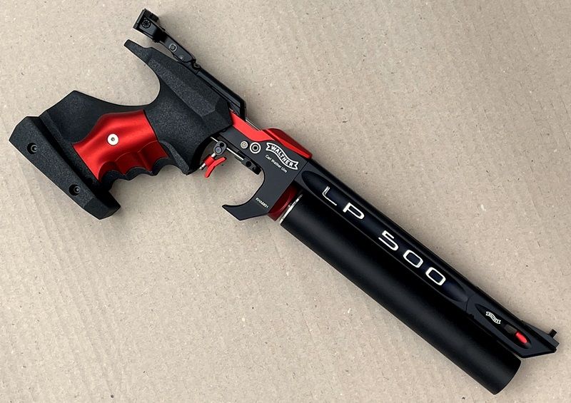 Walther LP500 Meister Manufaktur we wzorze czerwonym – czerwone elementy chwytu i kompensatora